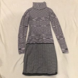 Patterned black and white turtleneck